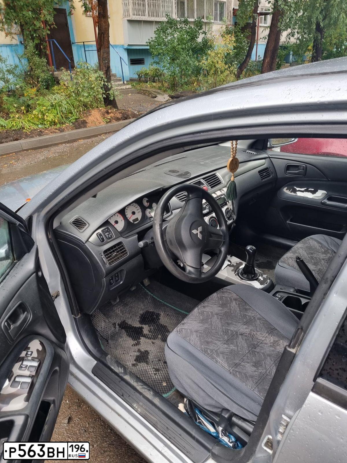 Фото автомобиля MITSUBISHI LANCER, 2006 — госномер Р563ВН196. Цвет: Серебристый