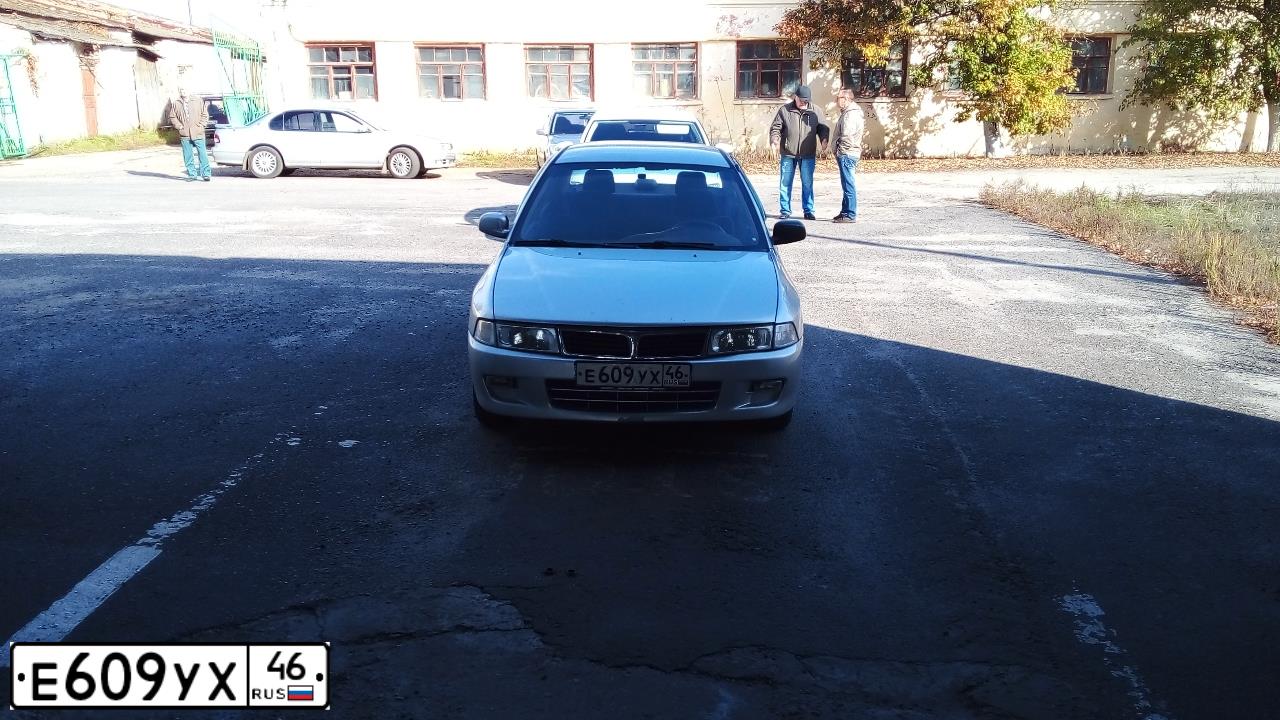 Фото автомобиля MITSUBISHI LANCER, 2000 — госномер Е609УХ46. Цвет: СВЕТЛО-СЕРЫЙ