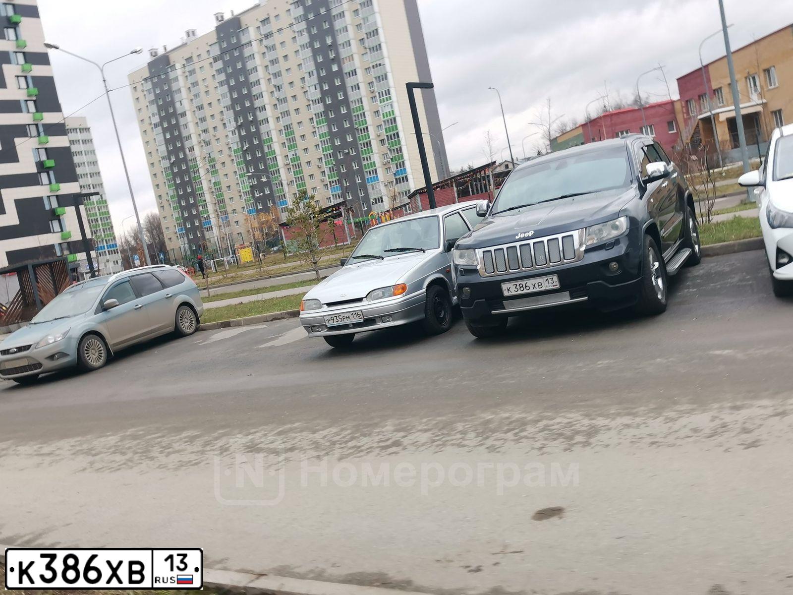 Фото автомобиля JEEP GRAND CHEROKEE, 2012 — госномер М942ВК164. Цвет: СЕРЫЙ