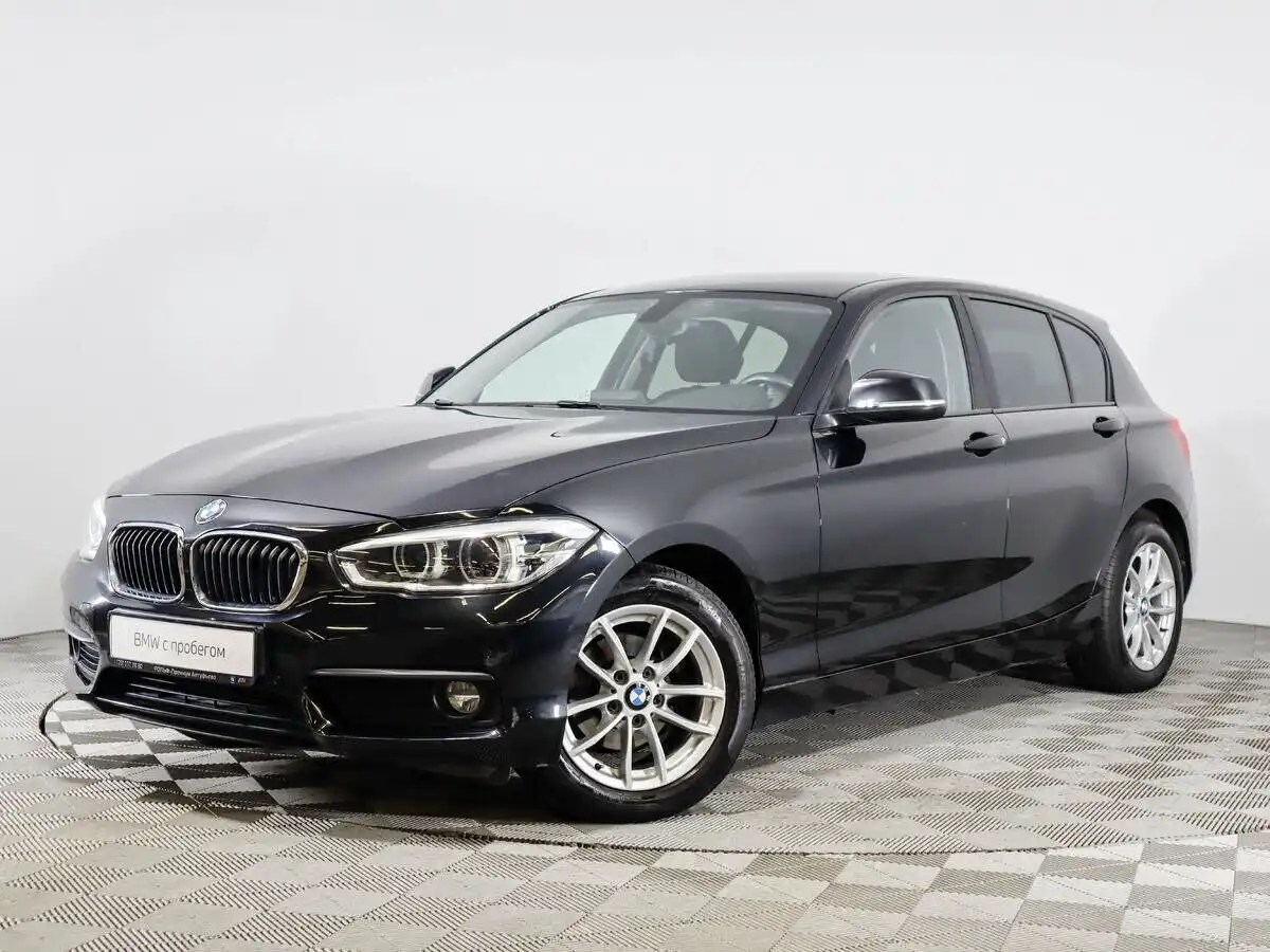 Фото автомобиля BMW SERIE 1, 2018 — госномер Р994УА198. Цвет: ЧЕРНЫЙ