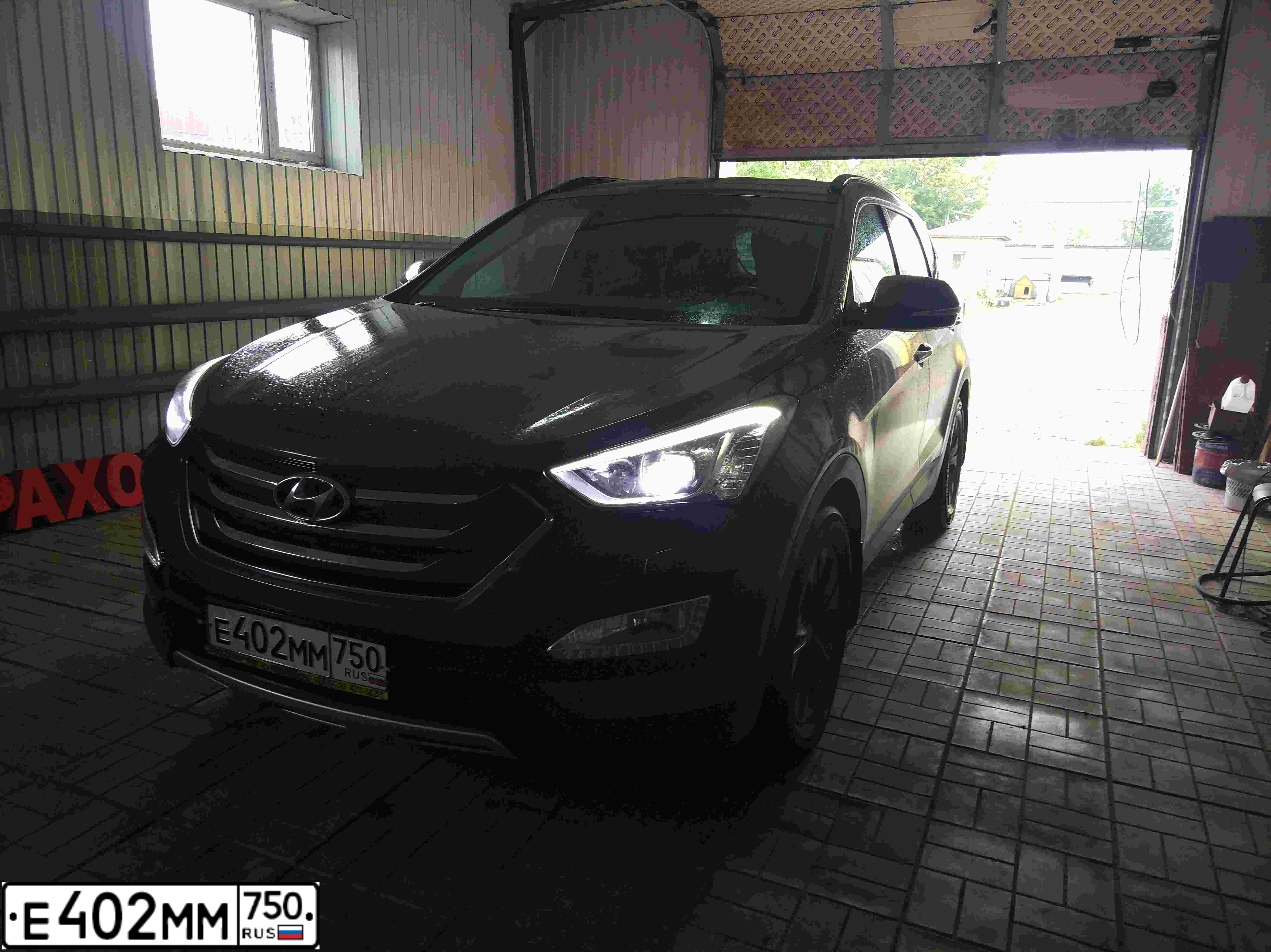 Фото автомобиля HYUNDAI SANTA FE, 2014 — госномер Е194УА790. Цвет: Коричневый