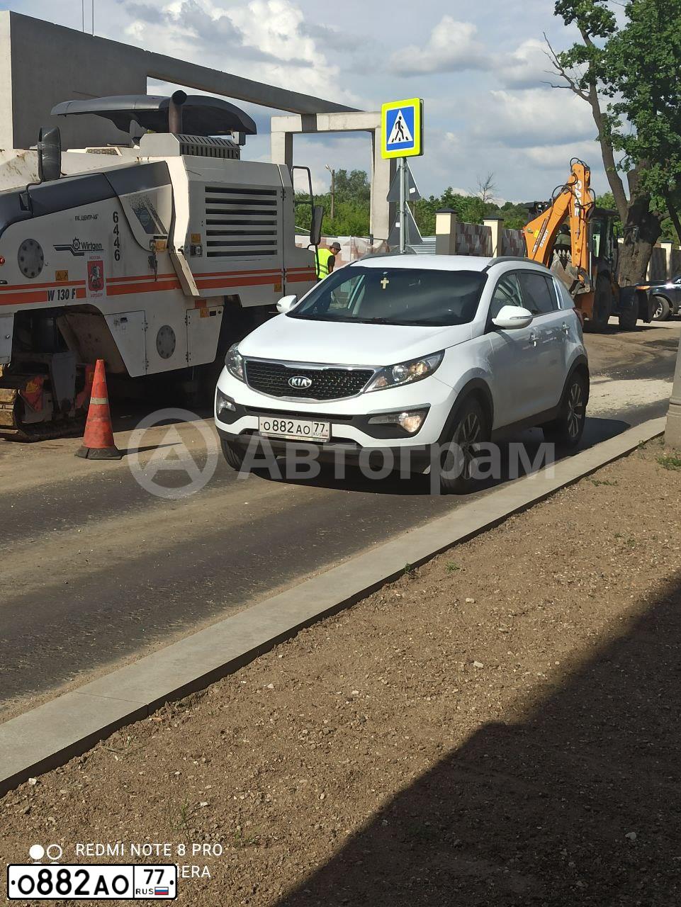Фото автомобиля KIA SPORTAGE, 2015 — госномер О882АО77. Цвет: Белый