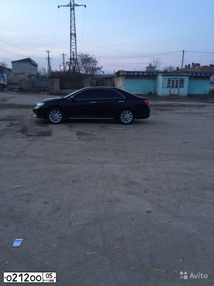 Фото автомобиля TOYOTA CAMRY, 2017 — госномер Р602ВЕ05. Цвет: БЕЛЫЙ ПЕРЛАМУТР