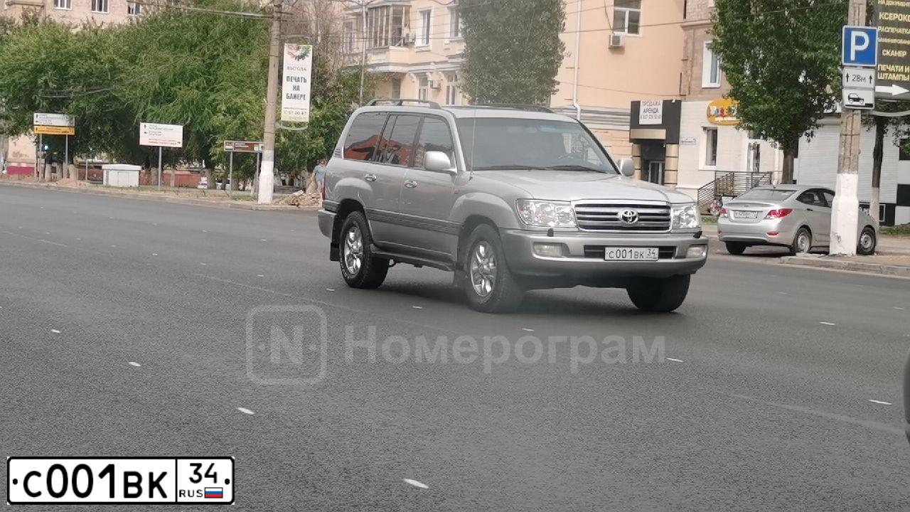 Фото автомобиля NISSAN X-TRAIL, 2011 — госномер В520ЕУ134. Цвет: ЧЕРНЫЙ