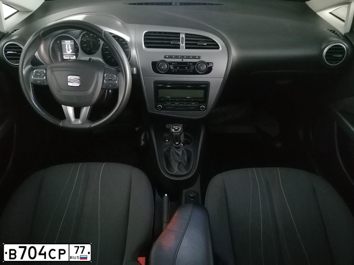 Фото автомобиля SEAT LEON, 2012 — госномер М637ЕР977. Цвет: БЕЛЫЙ