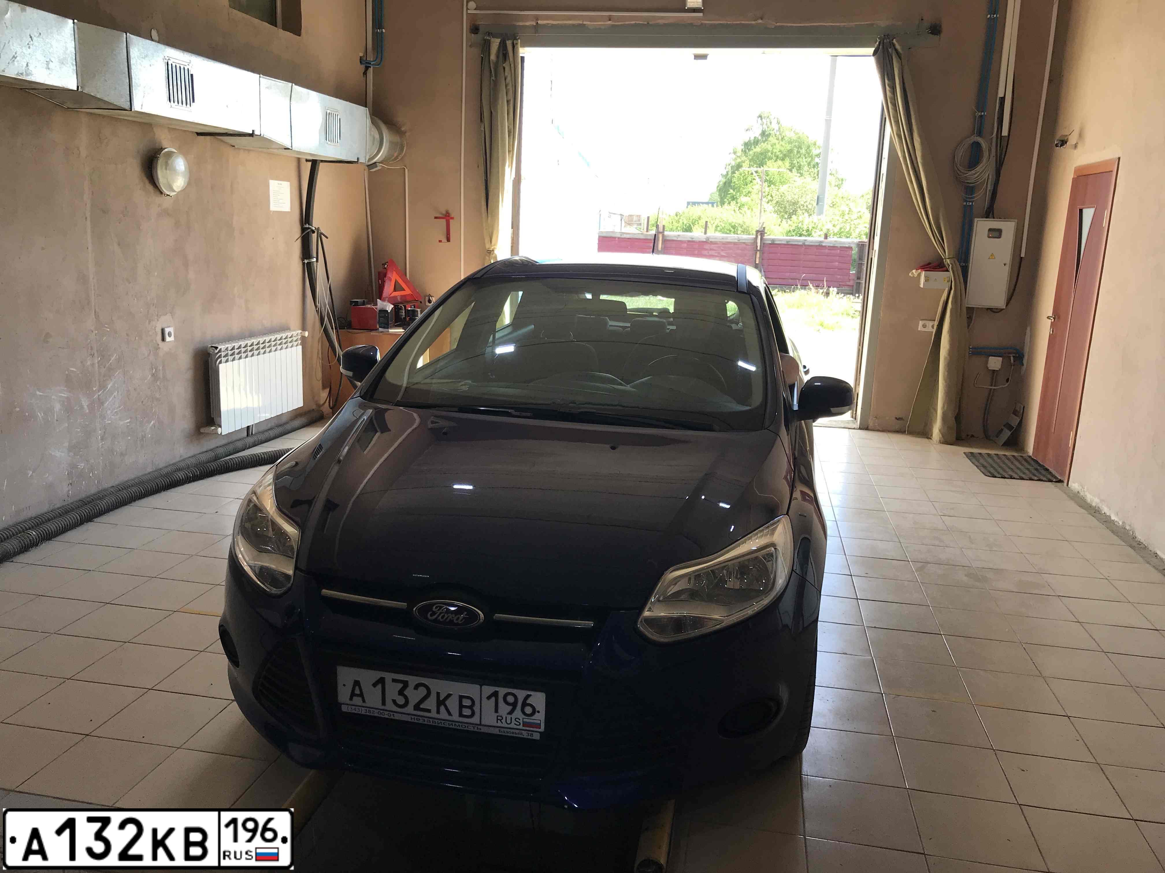 Фото автомобиля FORD FOCUS, 2014 — госномер А132КВ196. Цвет: СИНИЙ