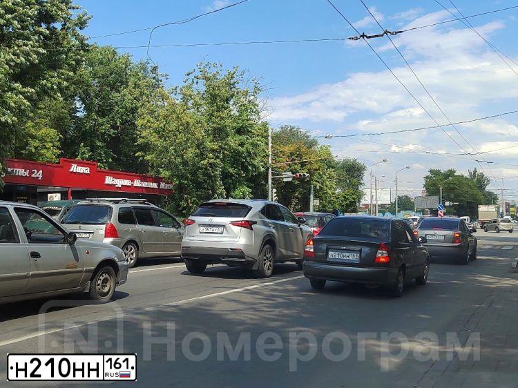 Фото автомобиля VOLKSWAGEN PASSAT, 2003 — госномер Н210НН61. Цвет: серебристый