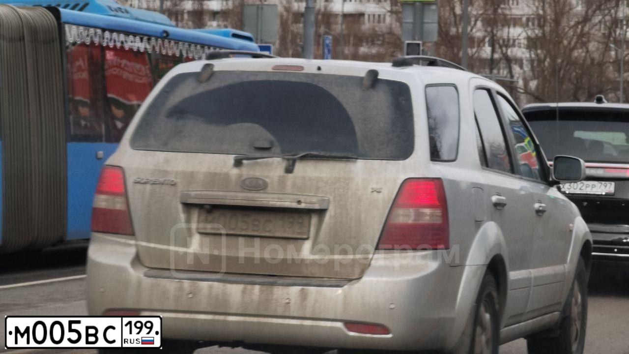 Фото автомобиля KIA SORENTO, 2008 — госномер М005ВС199. Цвет: СЕРЕБРИСТЫЙ