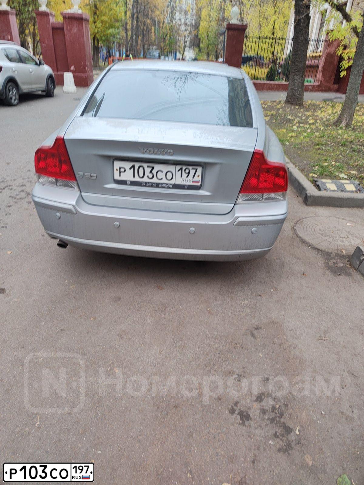 Фото автомобиля VOLVO S60, 2007 — госномер Р103СО197. Цвет: СЕРЫЙ