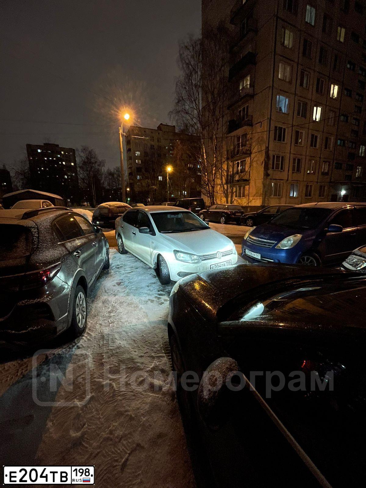 Фото автомобиля VOLKSWAGEN POLO, 2014 — госномер Е204ТВ198. Цвет: Белый