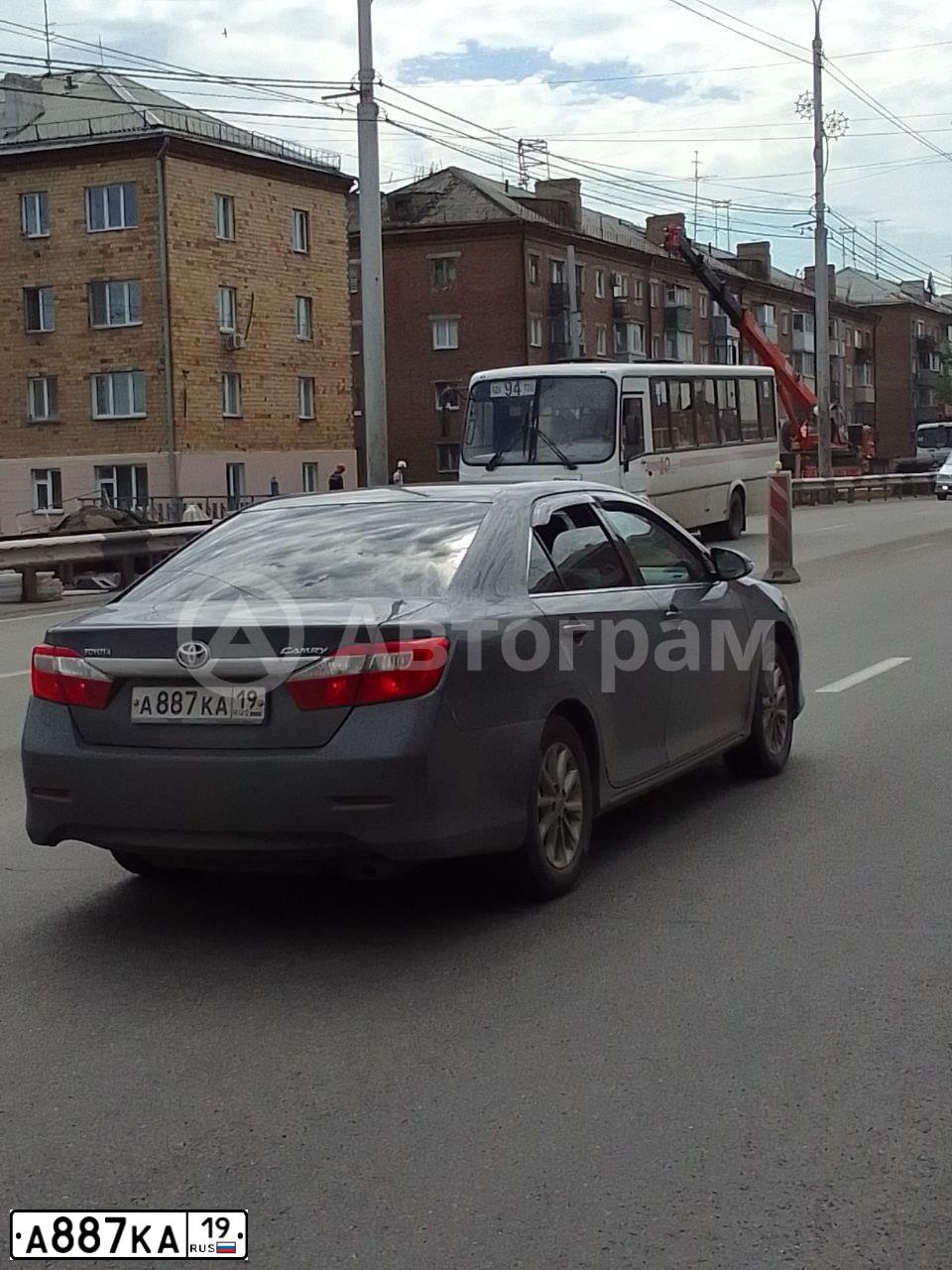 Фото автомобиля TOYOTA CAMRY, 2013 — госномер А887КА19. Цвет: СЕРЫЙ МЕТАЛЛИК
