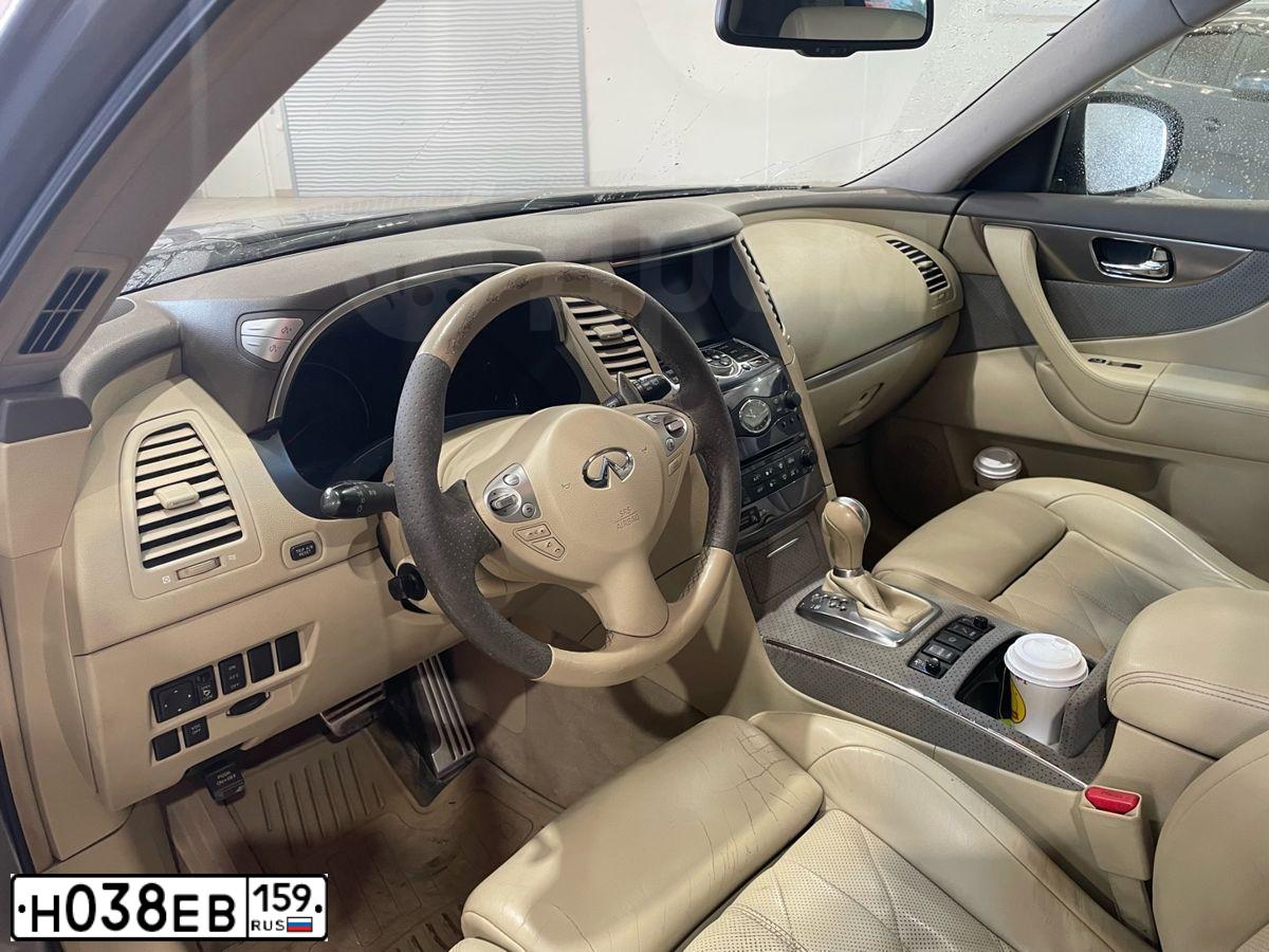 Фото автомобиля INFINITI QX70 /FX/, 2009 — госномер Н038ЕВ159. Цвет: СЕРЫЙ