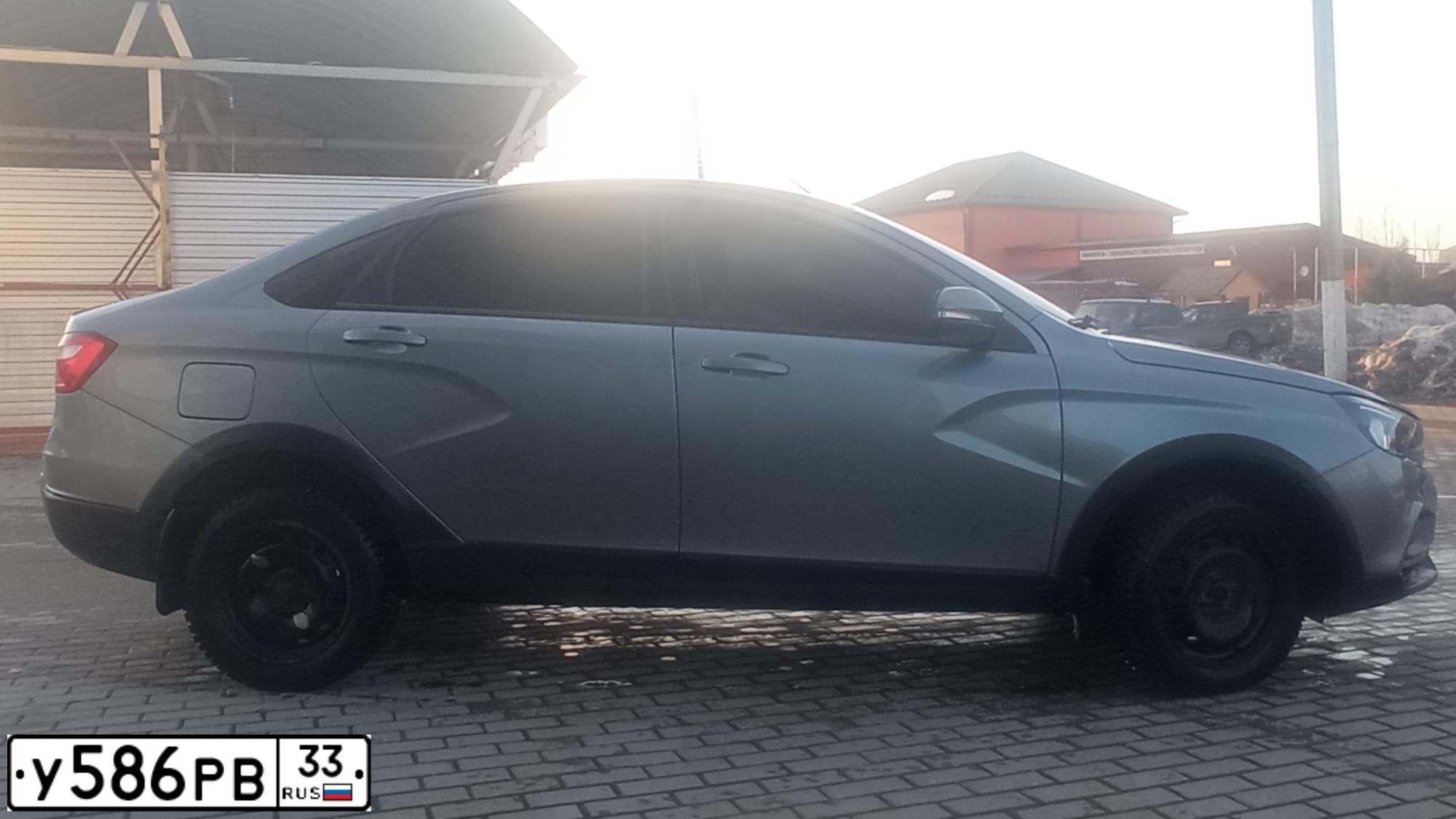 Фото автомобиля LADA VESTA, 2018 — госномер У586РВ33. Цвет: Серый