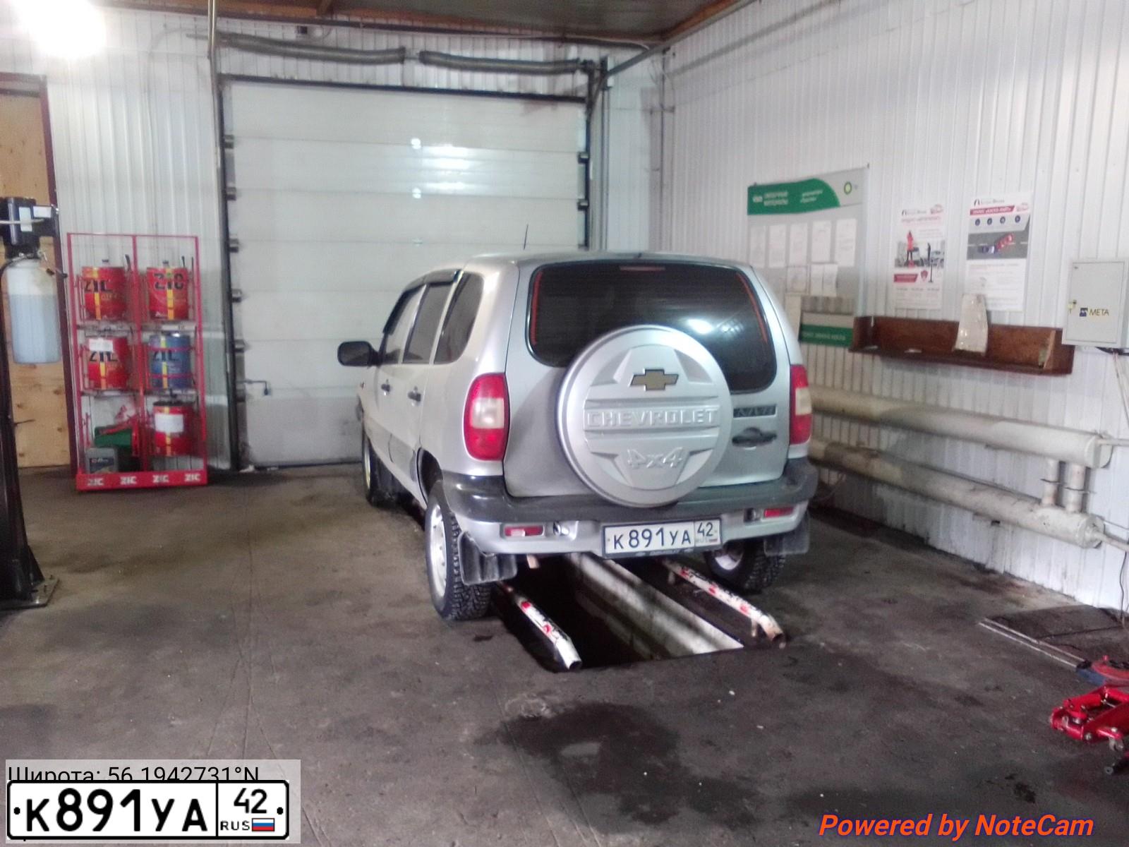 Фото автомобиля CHEVROLET NIVA, 2005 — госномер Х289ОУ124. Цвет: Светло-Серебристый металлик