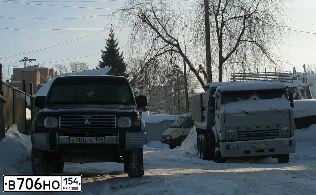 Фото автомобиля MITSUBISHI PAJERO, 1991 — госномер В706НО154. Цвет: МЕТАЛЛИК СИНИЙ