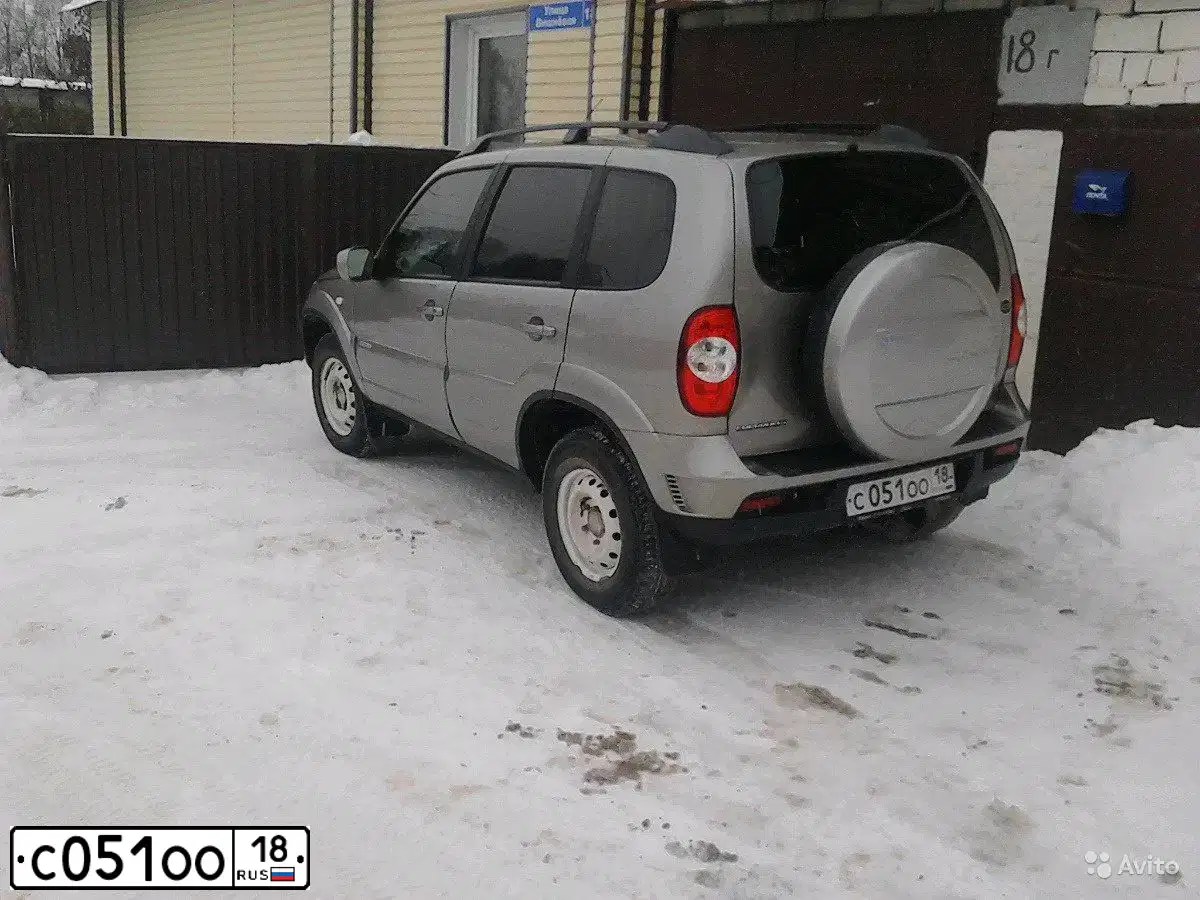 Фото автомобиля CHEVROLET NIVA, 2011 — госномер С051ОО18. Цвет: СЕРО-КОРИЧНЕВЫЙ МЕТАЛЛИК