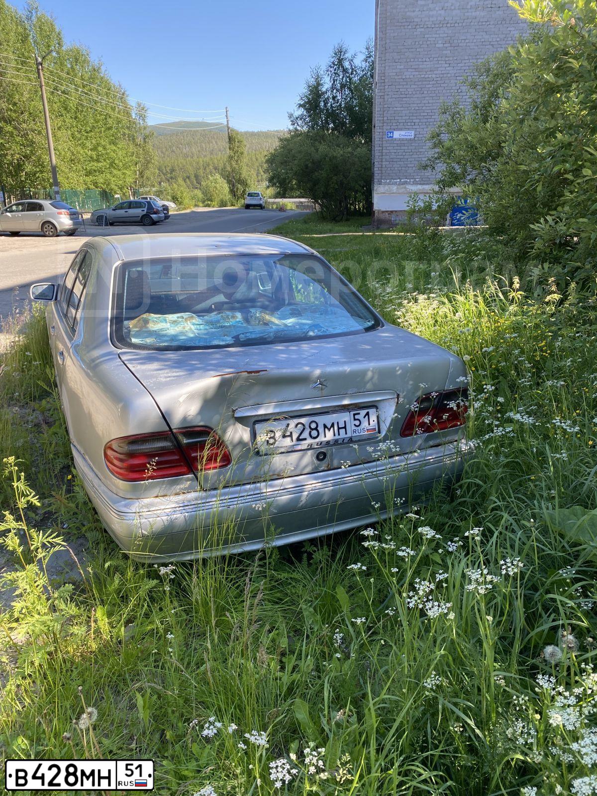 Фото автомобиля MERCEDES E-KLASSE, 2000 — госномер В428МН51. Цвет: СЕРЕБРИСТЫЙ