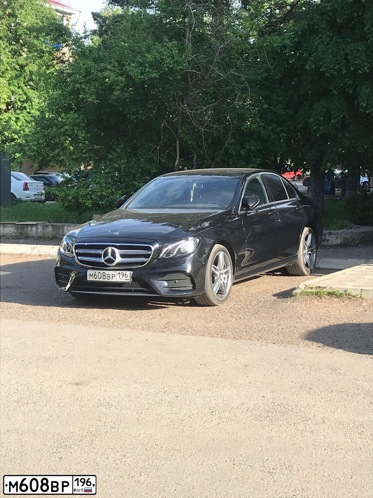 Фото автомобиля MERCEDES E-KLASSE, 2019 — госномер М608ВР196. Цвет: ЧЕРНЫЙ