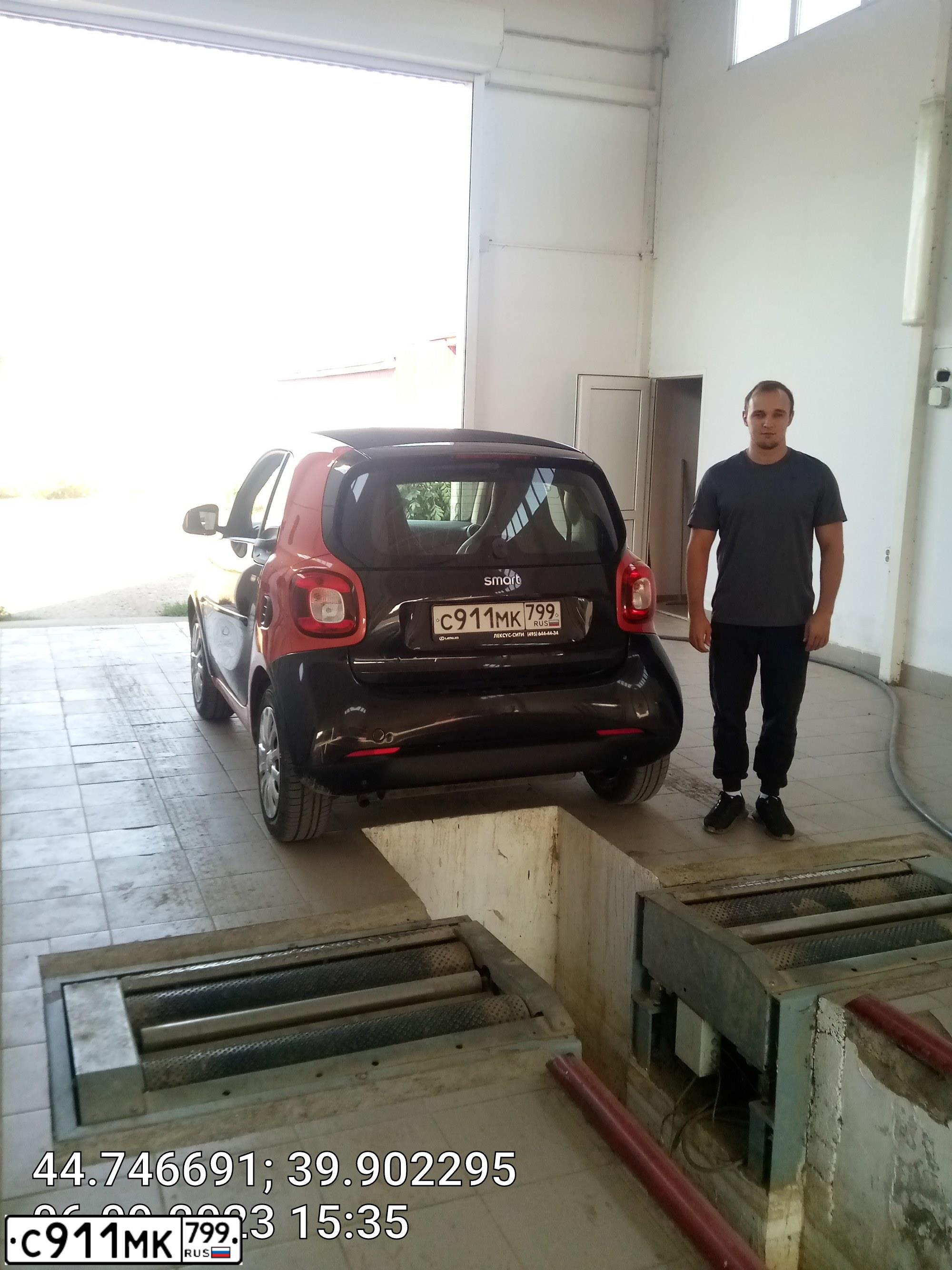 Фото автомобиля SMART FORTWO, 2018 — госномер А993КЕ193. Цвет: ЧЕРНО-ОРАНЖЕВЫЙ