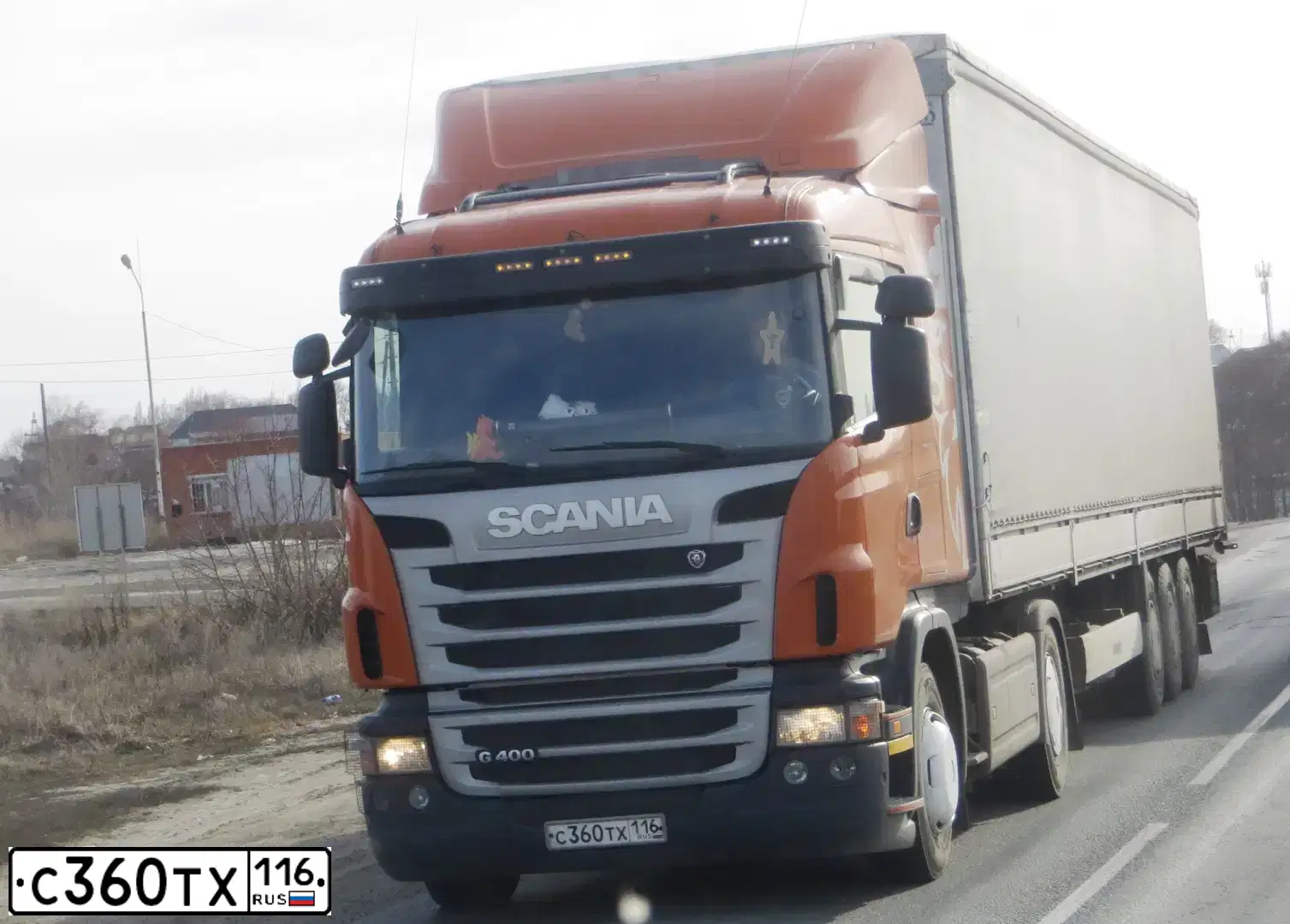 Фото автомобиля SCANIA SERIE G /4X2/, 2013 — госномер М226СР21. Цвет: Оранжевый