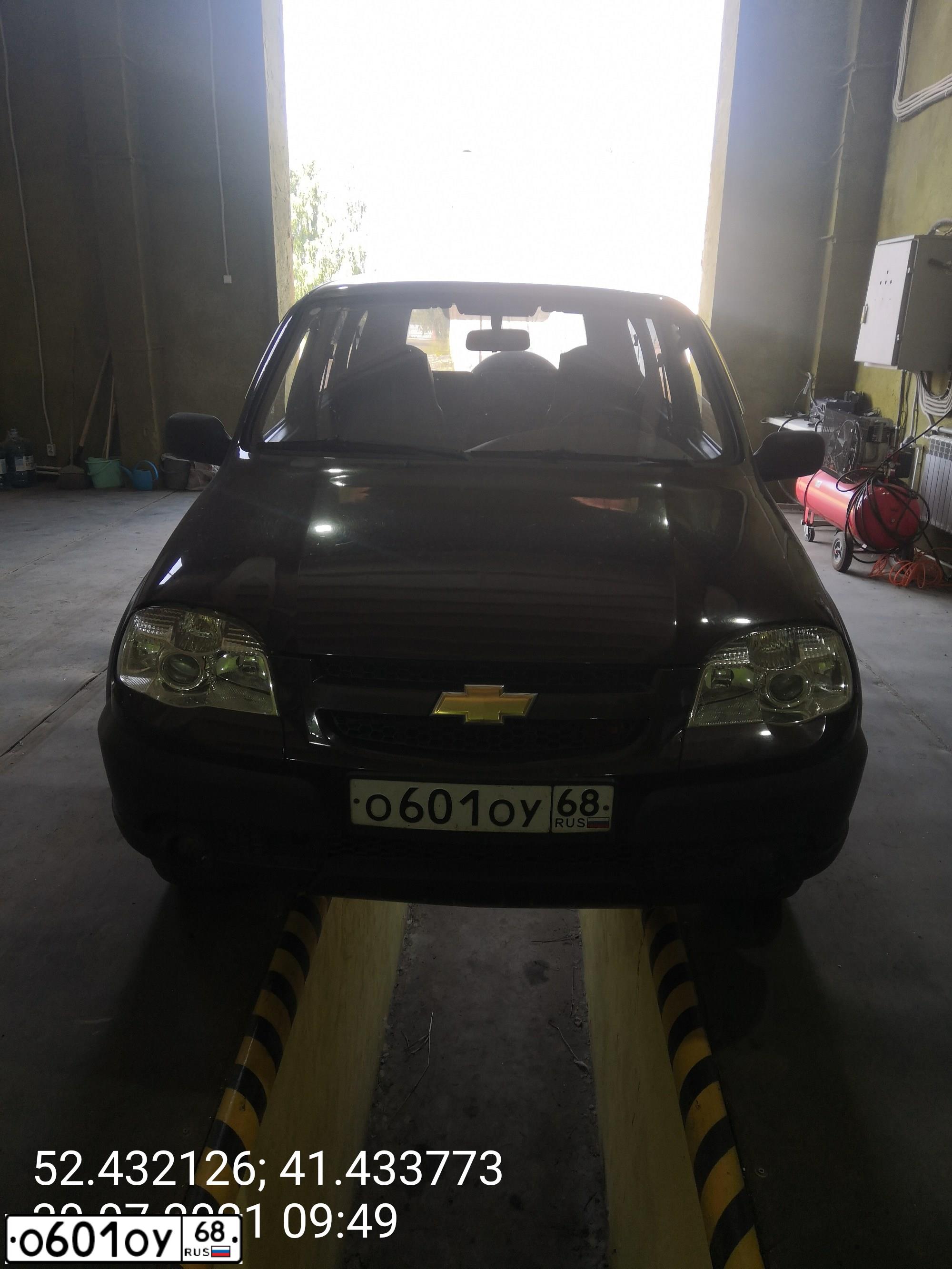 Фото автомобиля CHEVROLET NIVA, 2011 — госномер О601ОУ68. Цвет: Темно-коричневый металлик