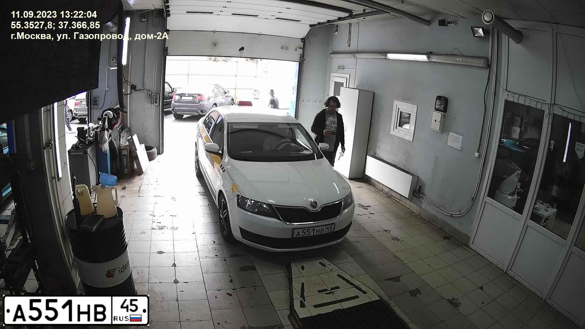 Фото автомобиля SKODA RAPID, 2017 — госномер К795СВ750. Цвет: БЕЛЫЙ-ЖЕЛТЫЙ-СЕРЫЙ