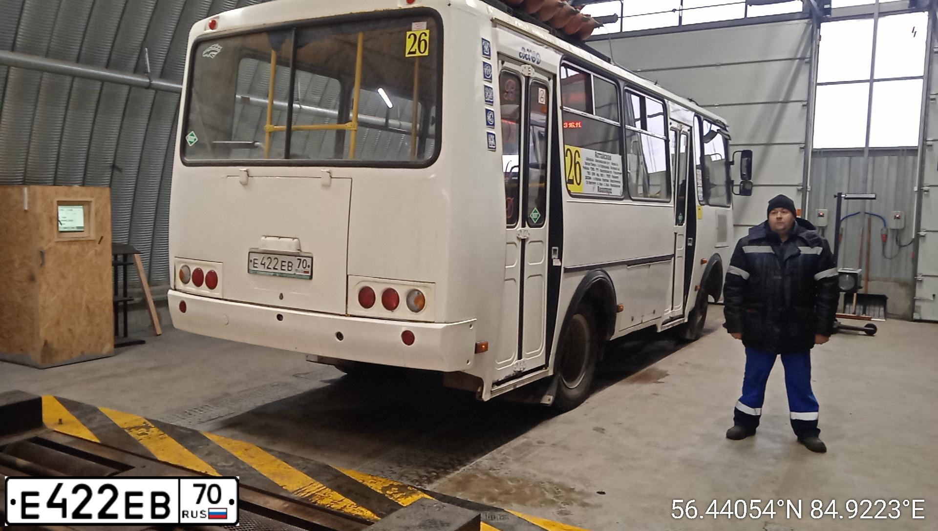 Фото автомобиля PAZ 3205, 2017 — госномер Е422ЕВ70. Цвет: БЕЛЫЙ