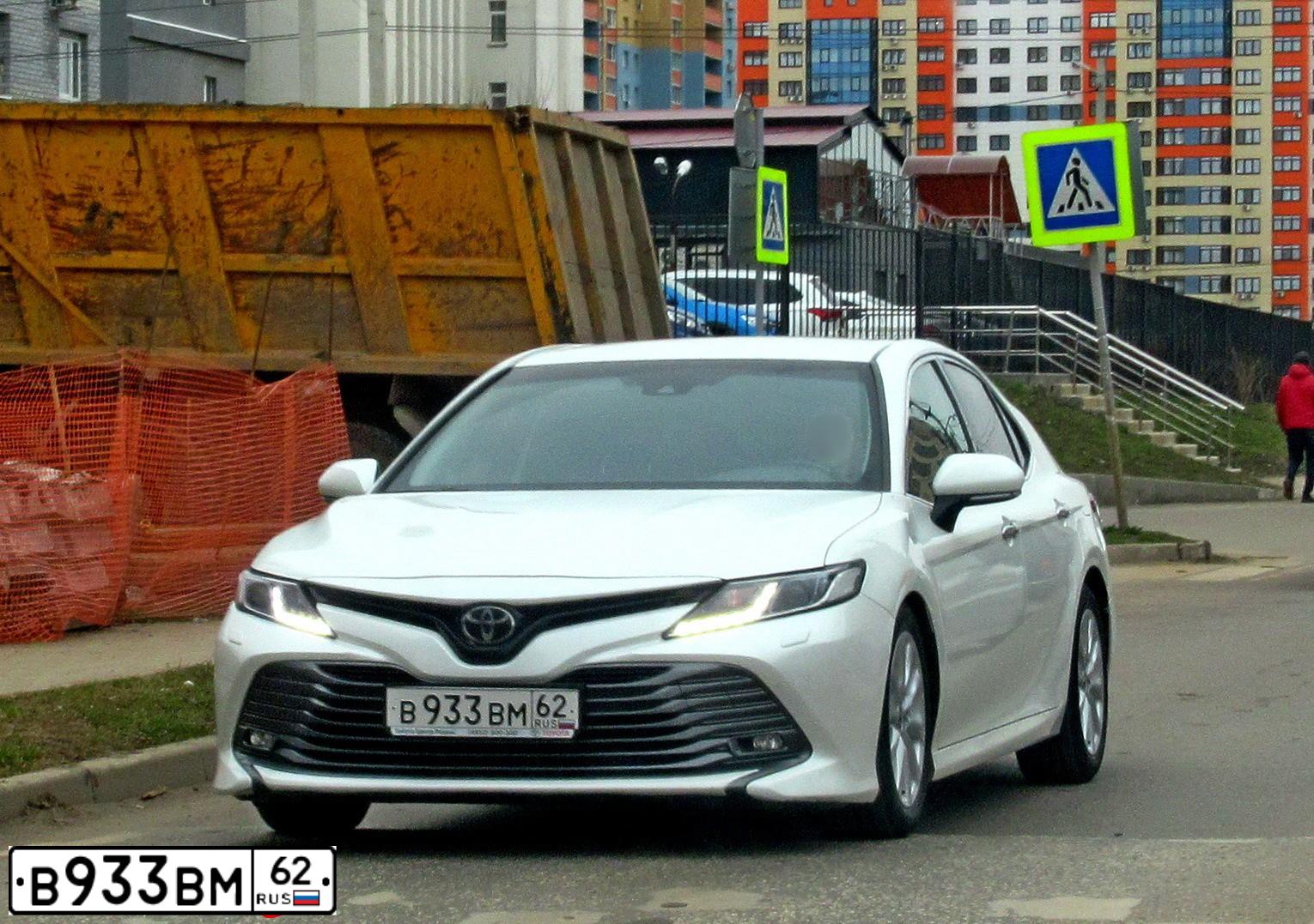Фото автомобиля TOYOTA CAMRY, 2020 — госномер Р777ТА62. Цвет: Белый