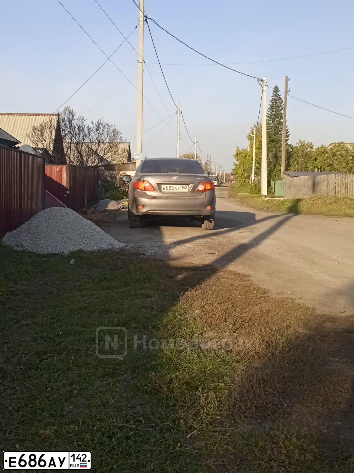 Фото автомобиля TOYOTA COROLLA, 2006 — госномер Е686АУ142. Цвет: СЕРЫЙ