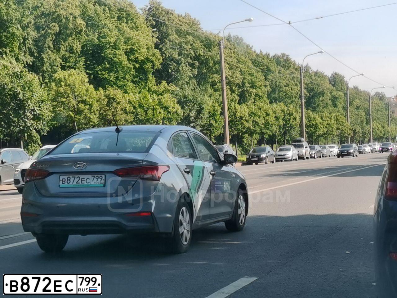Фото автомобиля HYUNDAI SOLARIS, 2018 — госномер В872ЕС799. Цвет: СЕРЫЙ