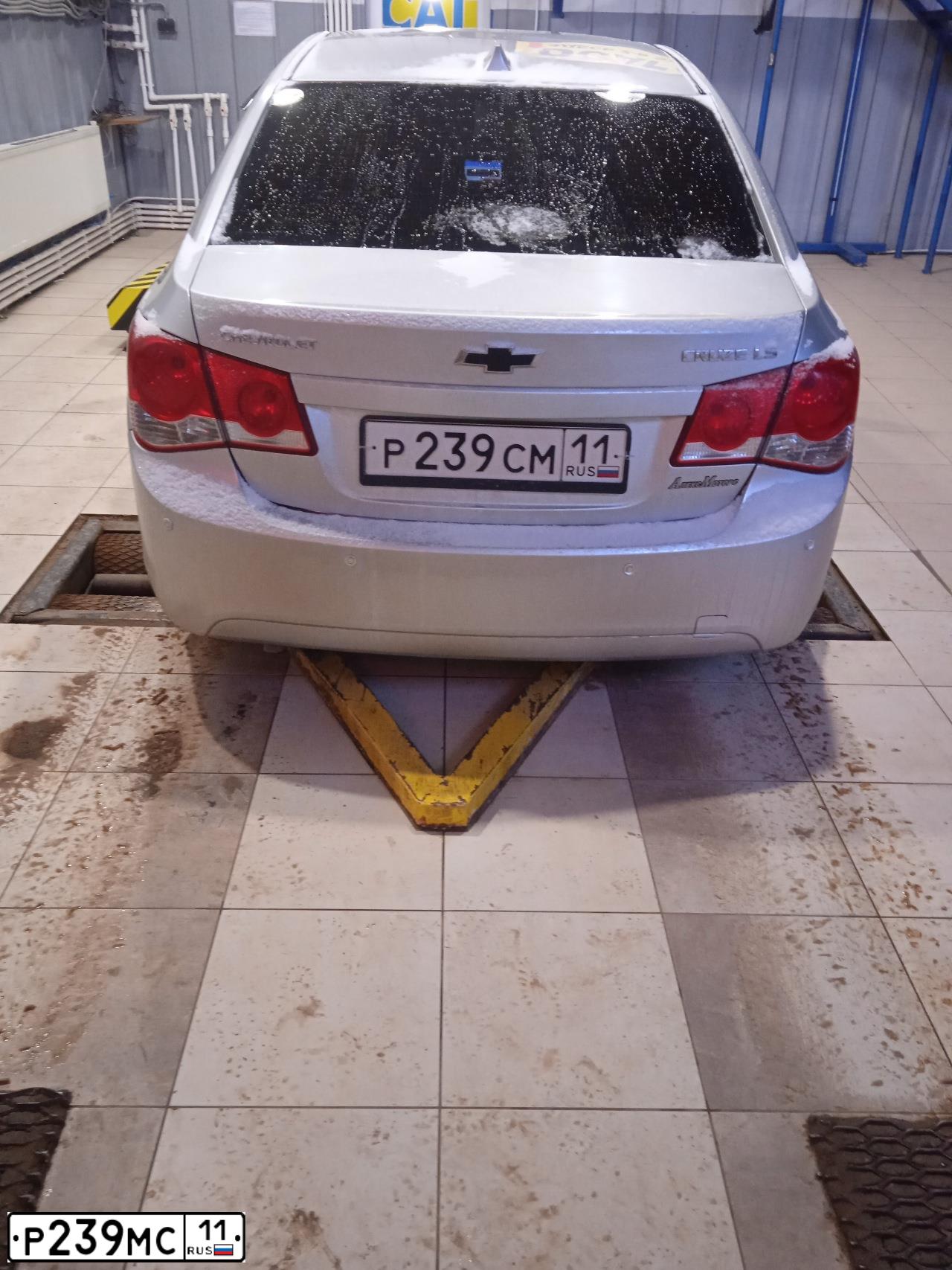 Фото автомобиля CHEVROLET CRUZE, 2010 — госномер Р198КК11. Цвет: СЕРЕБРИСТЫЙ МЕТАЛЛИК