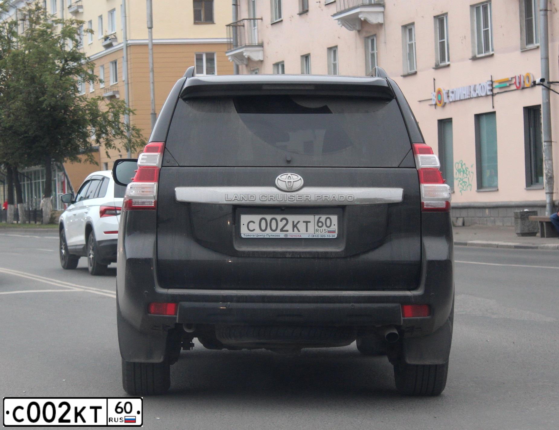 Фото автомобиля TOYOTA LANDCRUISER, 2015 — госномер С002КТ60. Цвет: ЧЕРНЫЙ