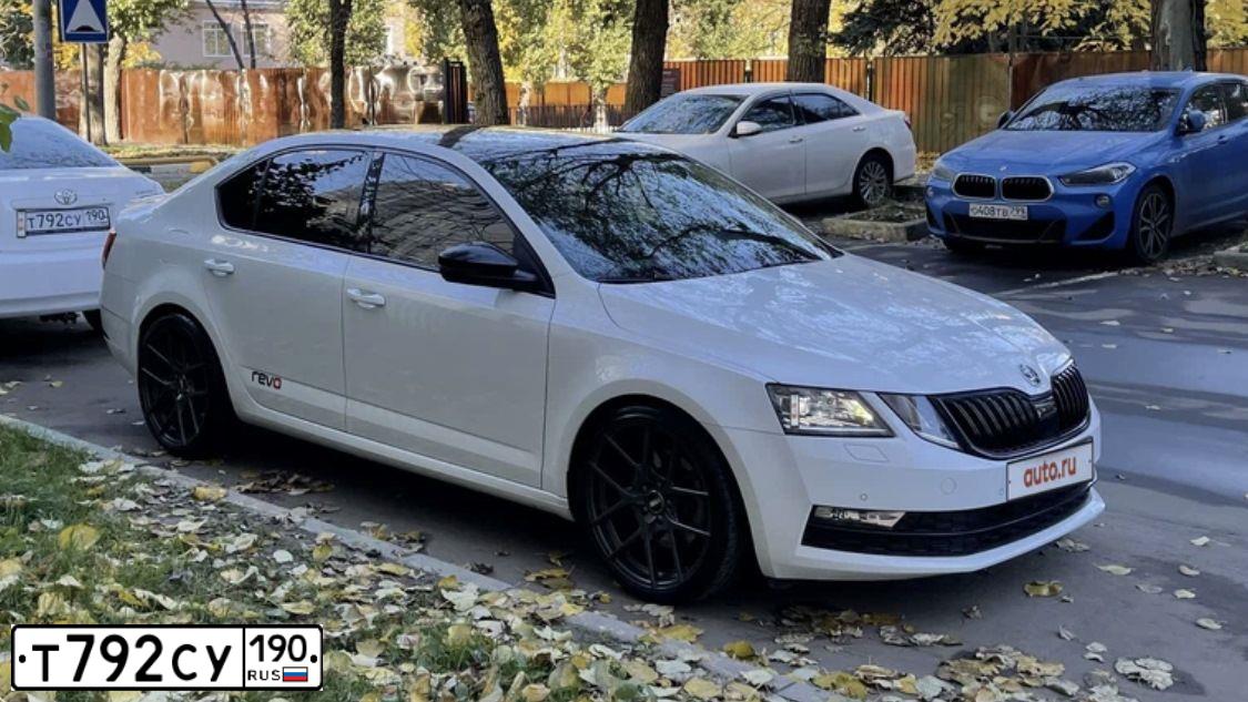 Фото автомобиля TOYOTA CAMRY, 2011 — госномер Т792СУ190. Цвет: БЕЛЫЙ