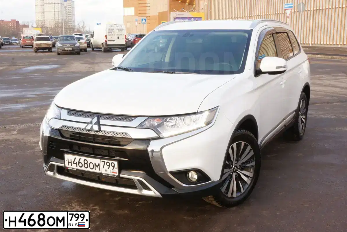 Фото автомобиля MITSUBISHI OUTLANDER, 2019 — госномер Н468ОМ799. Цвет: Белый