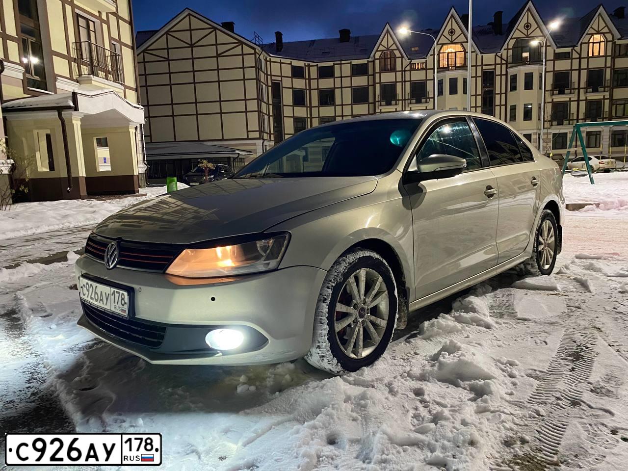 Фото автомобиля VOLKSWAGEN JETTA, 2011 — госномер К763ВР53. Цвет: СЕРЕБРИСТО-ЖЕЛТЫЙ
