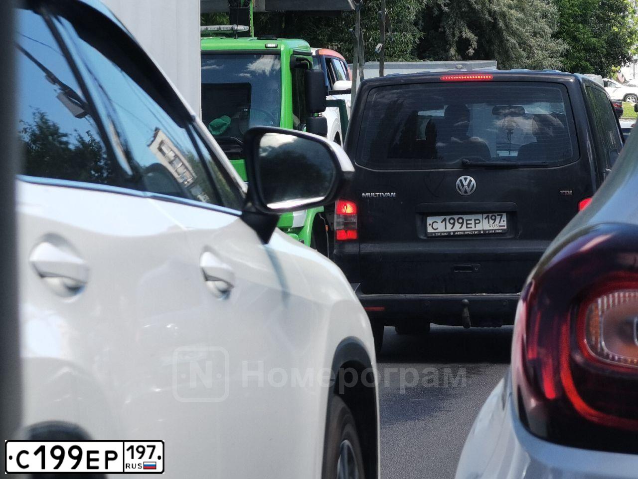 Фото автомобиля VOLKSWAGEN MULTIVAN, 2007 — госномер В553ХР177. Цвет: ЧЕРНЫЙ