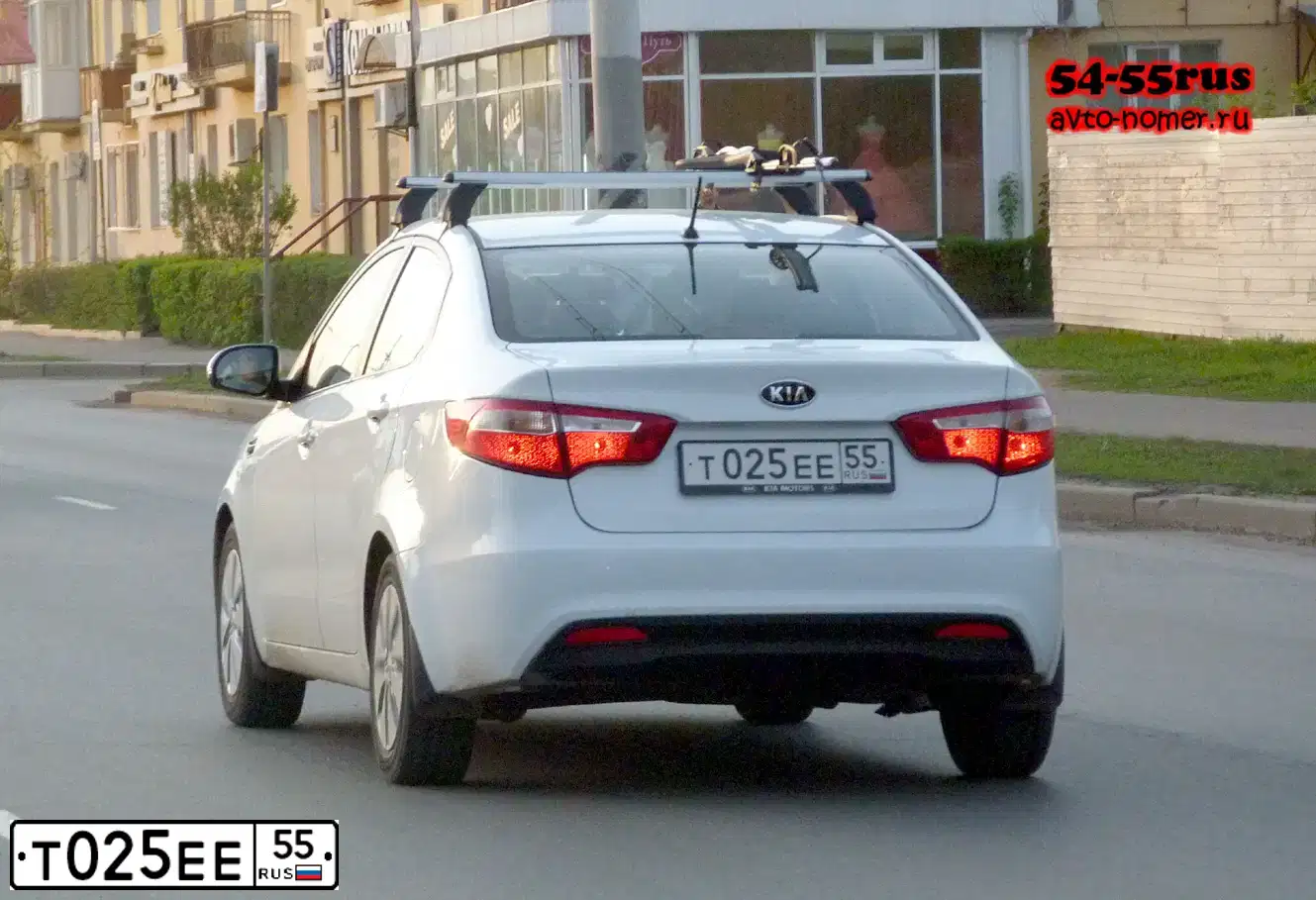 Фото автомобиля KIA RIO, 2012 — госномер Т025ЕЕ55. Цвет: Белый