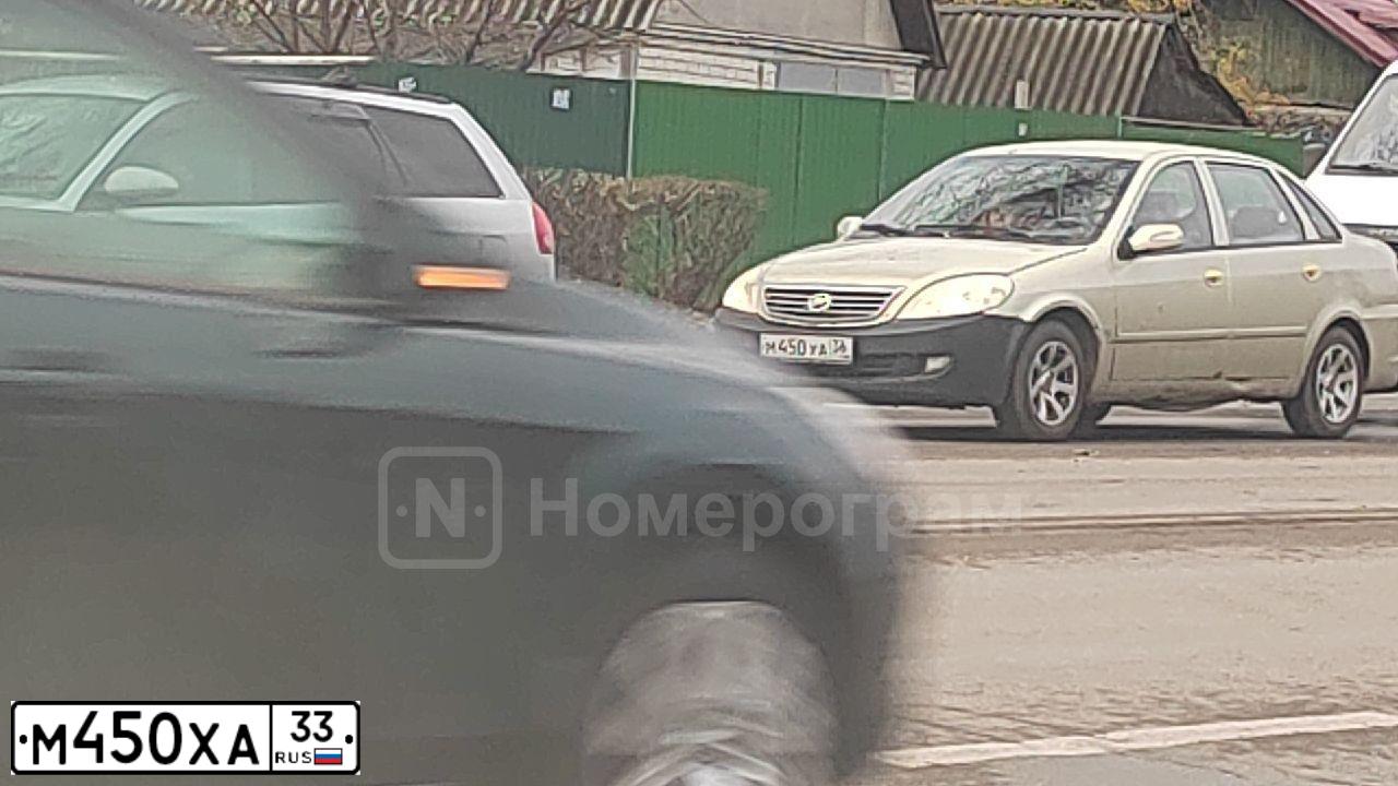 Фото автомобиля FORD FOCUS, 2008 — госномер М450ХА33. Цвет: Серебристый
