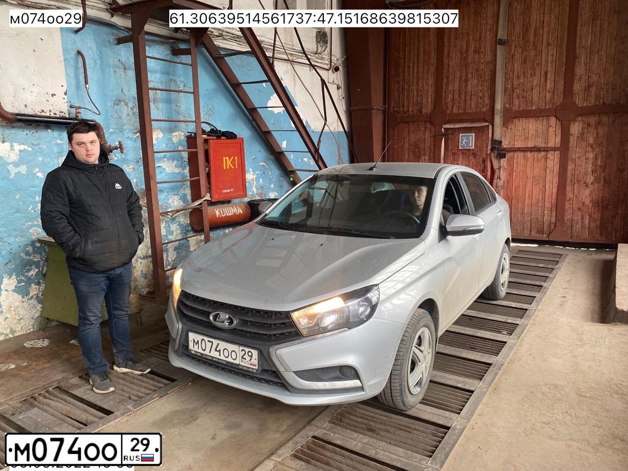 Фото автомобиля LADA VESTA, 2018 — госномер Р390ВХ29. Цвет: Серебристый