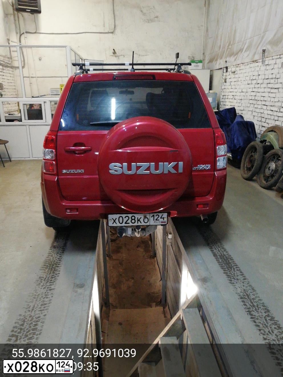 Фото автомобиля SUZUKI /GRAND/ VITARA, 2012 — госномер Х028КО124. Цвет: Красный