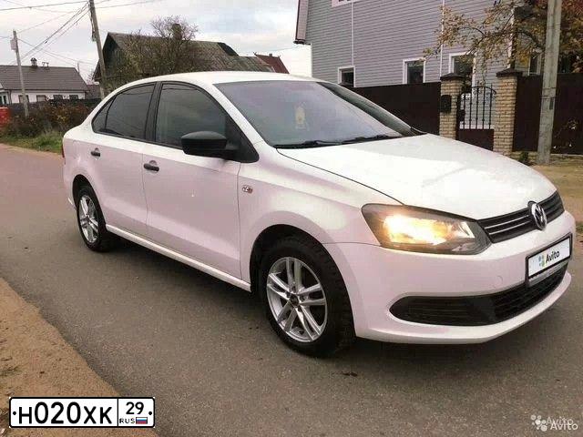 Фото автомобиля VOLKSWAGEN POLO, 2010 — госномер Р443ВР29. Цвет: Белый