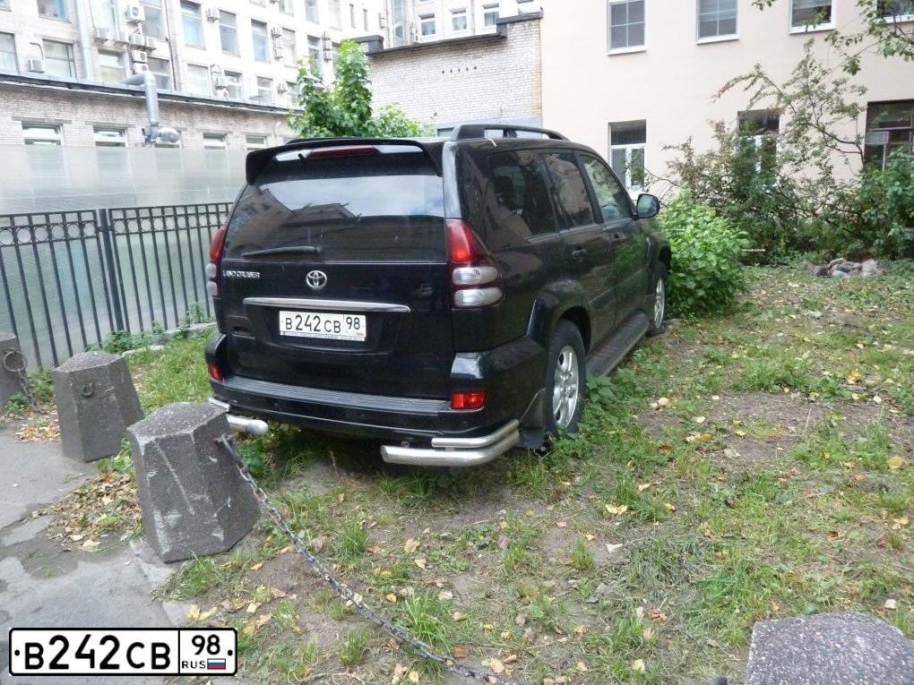 Фото автомобиля TOYOTA LANDCRUISER, 2008 — госномер В242СВ98. Цвет: ЧЕРНЫЙ
