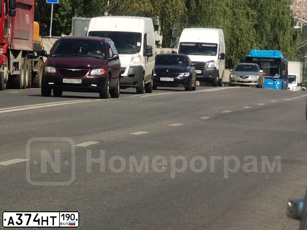Фото автомобиля CHRYSLER VOYAGER, 2002 — госномер А374НТ190. Цвет: ВИШНЕВЫЙ