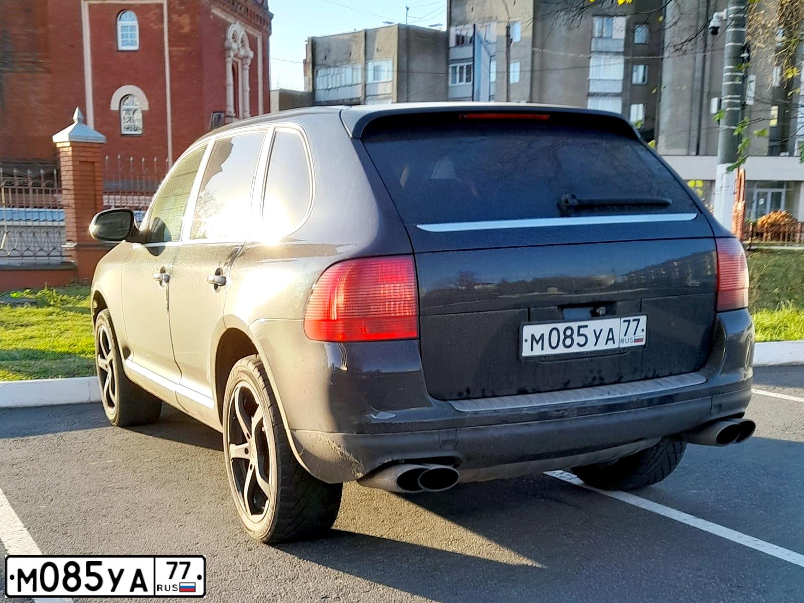 Фото автомобиля PORSCHE CAYENNE, 2005 — госномер М085УА77. Цвет: ЧЕРНЫЙ