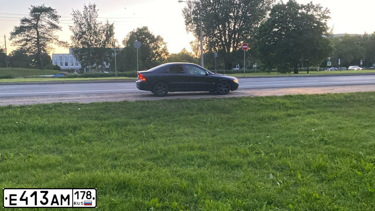 Фото автомобиля VOLVO S60, 2004 — госномер Е413АМ178. Цвет: ЧЕРНЫЙ