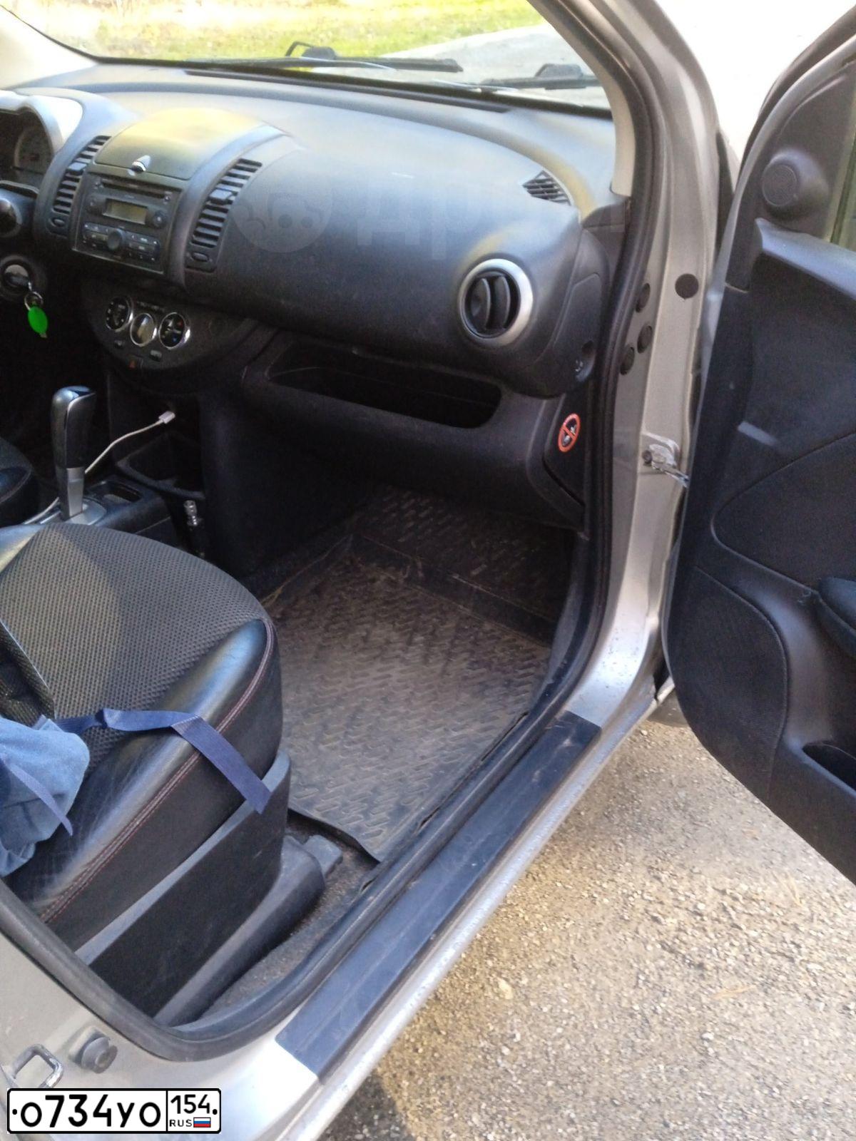 Фото автомобиля NISSAN NOTE, 2007 — госномер О734УО154. Цвет: Серебристый
