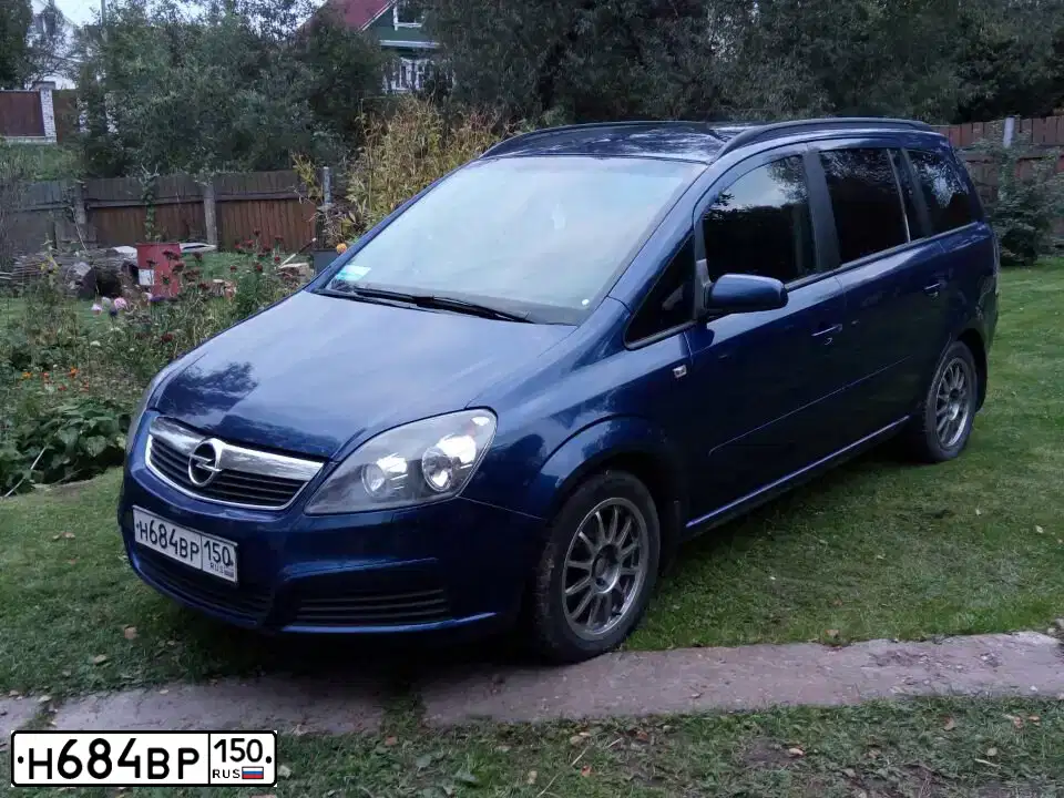 Фото автомобиля OPEL ZAFIRA, 2006 — госномер К513АХ53. Цвет: синий
