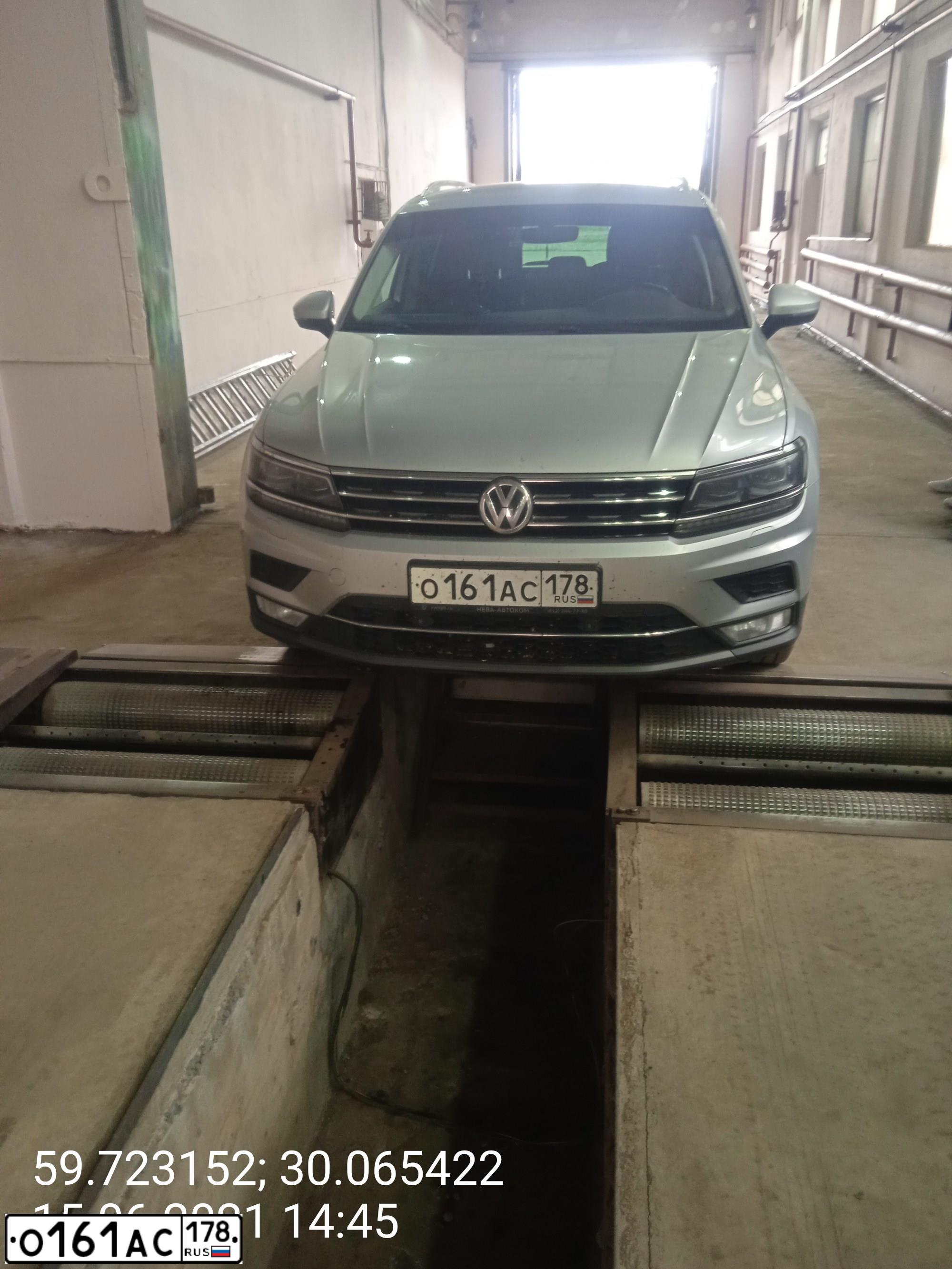 Фото автомобиля VOLKSWAGEN TOURAN, 2012 — госномер О161АС178. Цвет: Коричневый