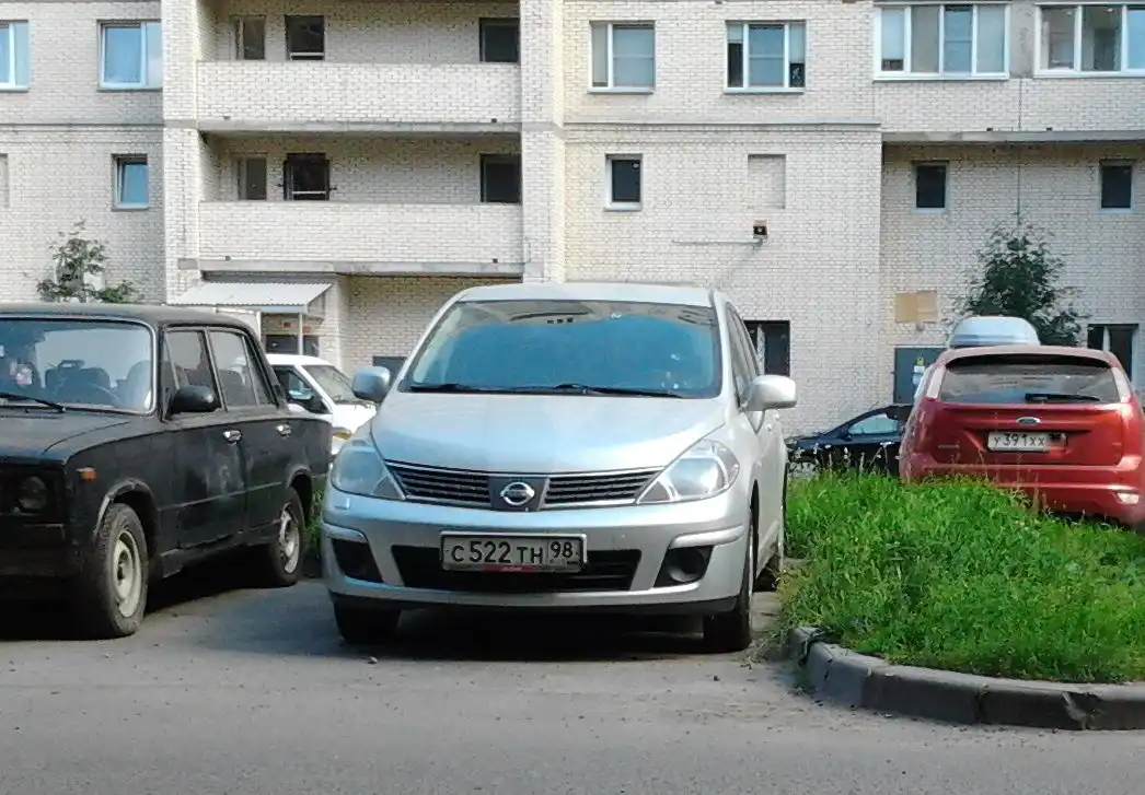 Фото автомобиля NISSAN TIIDA, 2007 — госномер С522ТН98. Цвет: СЕРЕБРИСТЫЙ