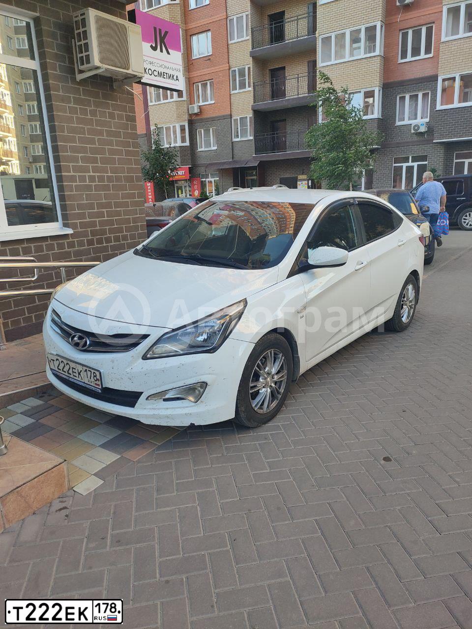 Фото автомобиля HYUNDAI SOLARIS, 2014 — госномер Т222ЕК178. Цвет: БЕЛЫЙ